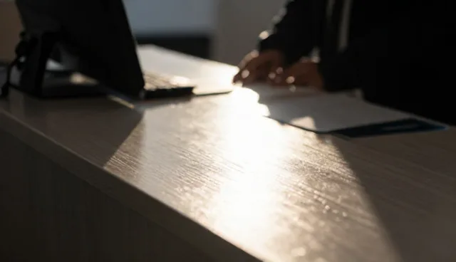 企业合规服务模式对比：集中化与分散化实践分析